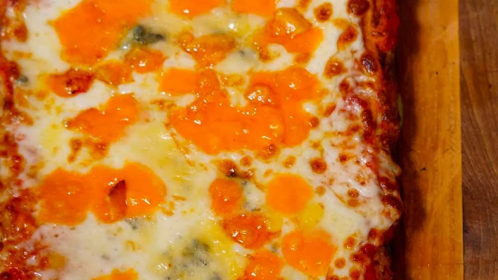 Dört peýnirli pizza