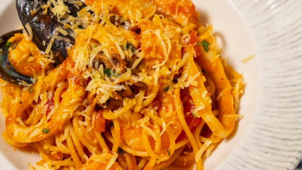 Deňiz önümleri bilen spagetti