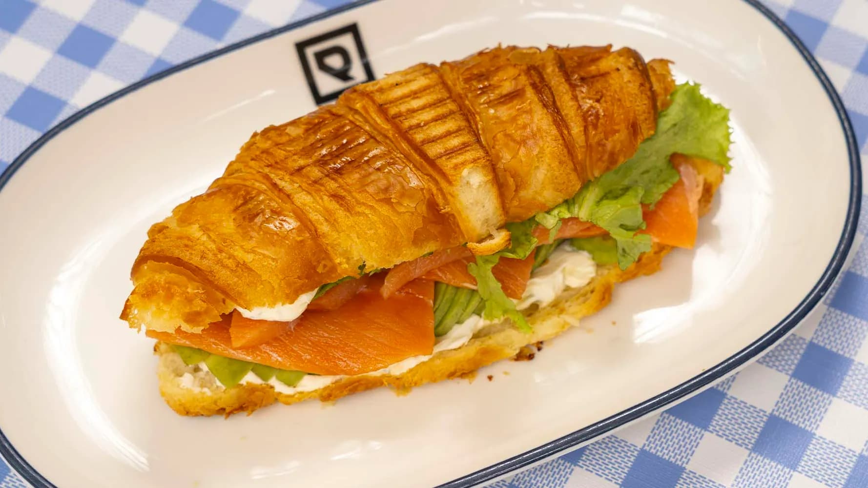 Losos we awokado goşulan kruassan tost