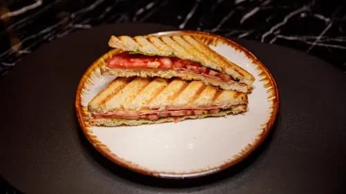 Kolbasaly we peýnirli tost