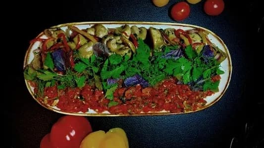 Bişirilen paprika bilen marinirlenen kömelek