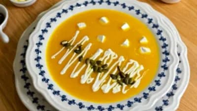 Feta peýnir we kädi tohumy bilen kädi çorbasy