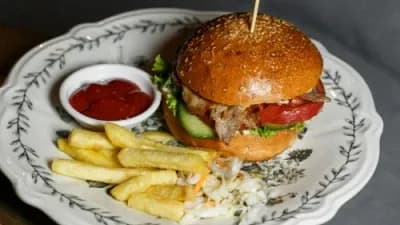 Biftek we mangal sousy bilen burger