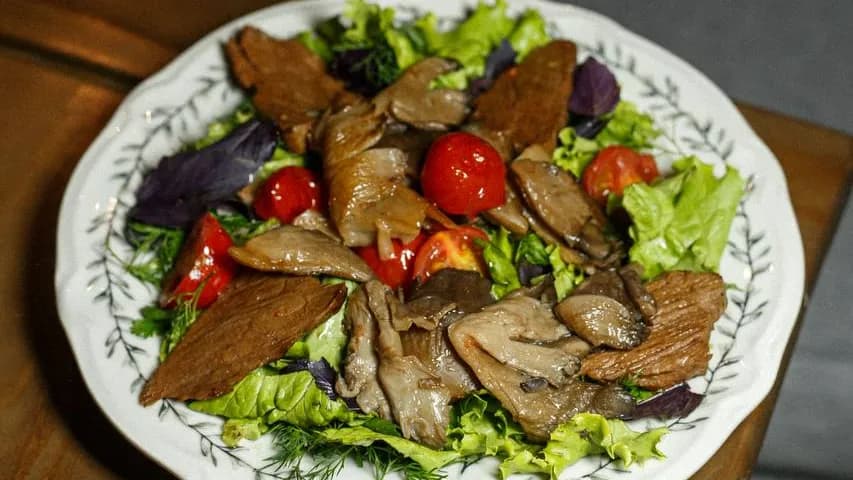 Gowrulan sygyr we kömelek bilen ýyly salat