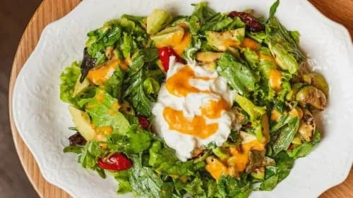 Sitrus sousundaky strasiatella we awakado bilen salat