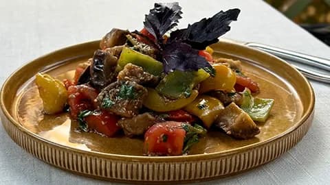 Baklajan bilen möwsümleýin salat