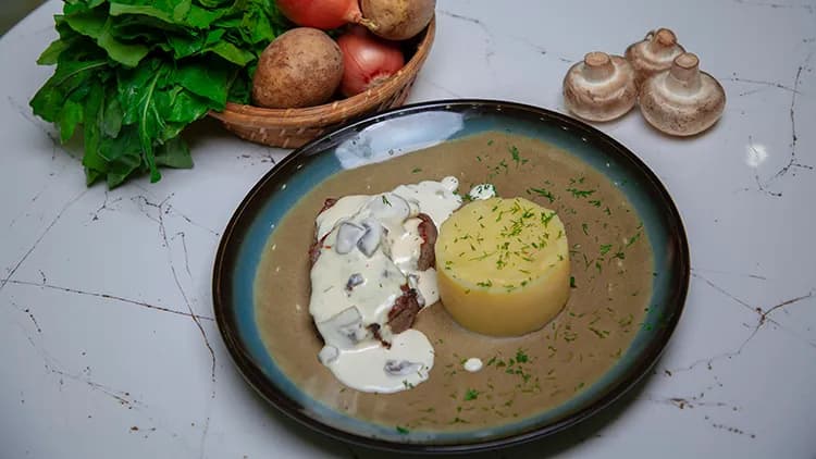Kömelekli krem sousy bilen göle eti
