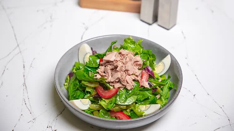 Tuna bilen "Nicoise" salady