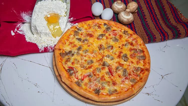 Etli pissa