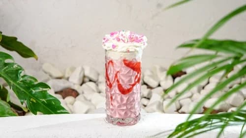 Klubnikaly milkşeýk