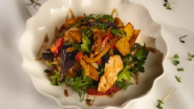 Towuk etinden gök önümli gyzgyn salat