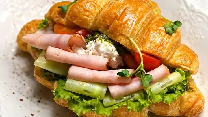 Wetçina we stracciatella peýniri bilen kruossan
