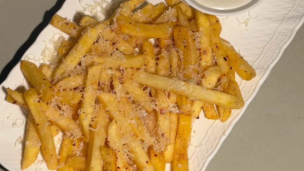 Blýuçiz sously we parmezan peýnirli kartoşka fri