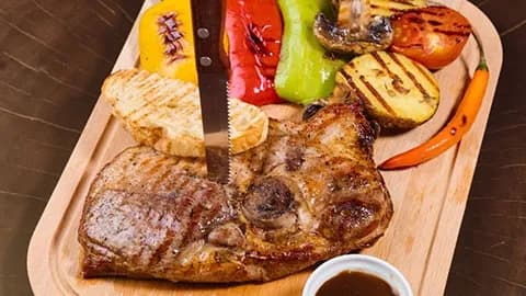 Gök önümler bilen bişirilen doňuz eti