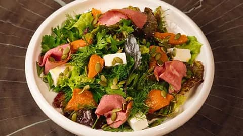 Icedakymly guradylan kädi we Prosciutto salady