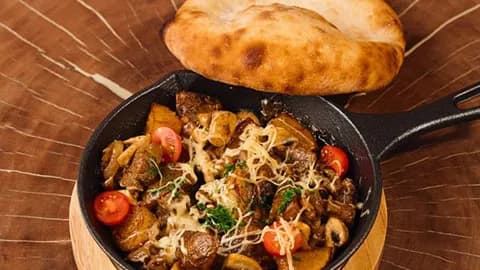 Kartoşka, kömelek we peýnir bilen gowurmaly