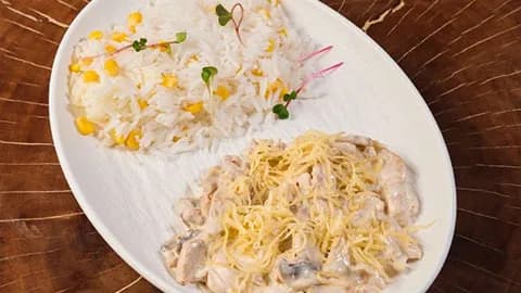 Tüwi bilen kremli sousda towuk göwsi