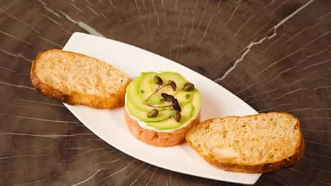 Awokado we ciabatta dilimleri bilen losos tartary