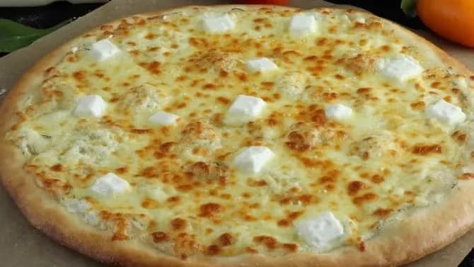 Peýnirli pizza
